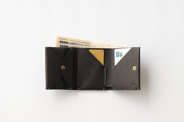 札入れとカード入れが2つ、小銭入れのシンプルで使いやすい作り。小銭入れと右側のカード入れの裏には収納可能なスリットがあります。