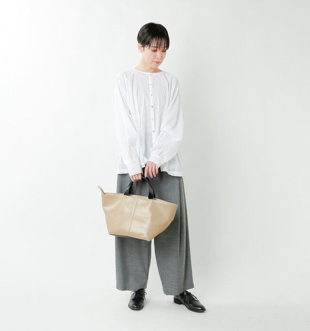 model saku:163cm / 43kg
color : greige × black / size : one