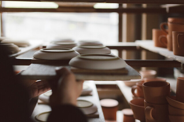 【SUEKI CERAMICS】
徳島県・大谷焼の里で130年続く窯元から誕生。 伝統技術と独創的な個性を融合し、暮らしになじむ 実用性の高い陶器を数々生み出している