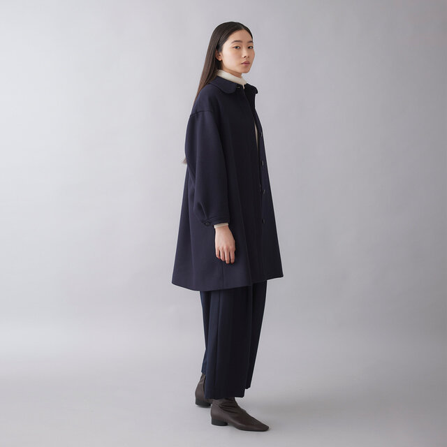 ふんわりと立体感のある袖口のフォルムとボタンが印象的です。