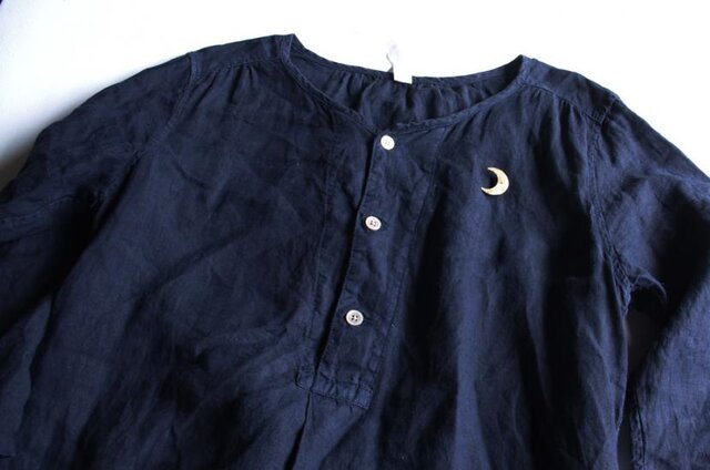 ネイビーの洋服に合わせれば、ほら、夜空に月が浮かんでいるみたい。