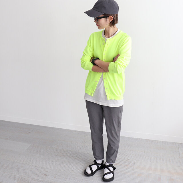 今の時期は重ね着して、アウターの中からチラッと見えるのもオシャレですよね♩