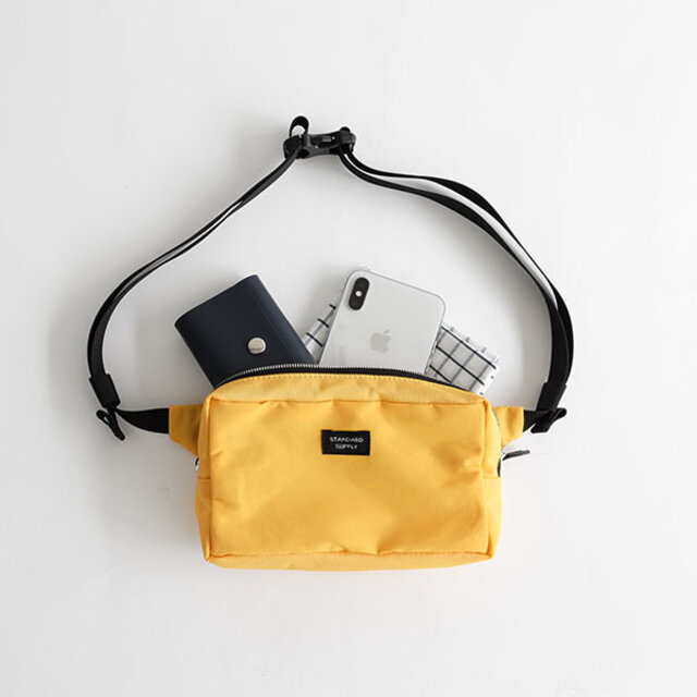 SQUARE POUCHのデザインをそのままウエストポーチに落とし込んだアイテムです。
iPhoneがちょうど横に入るサイズで、コンパクトな財布やカードケースなどが収納できます。