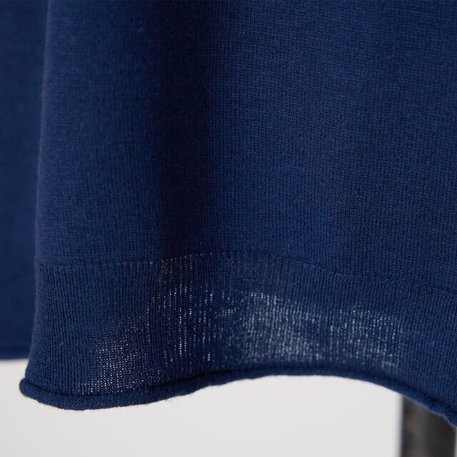 裾のくるんとしたラインがやさしいアクセントになっています。