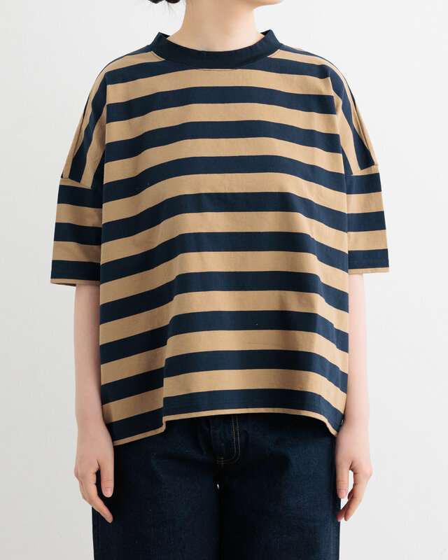 ▲身幅が広く、たっぷりとしたシルエット。体のラインを拾わないリラックスした着心地