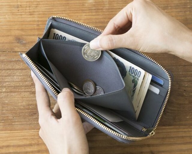 マチなしの小銭入れも、財布自体が広がるため大きく開いて出し入れしやすい