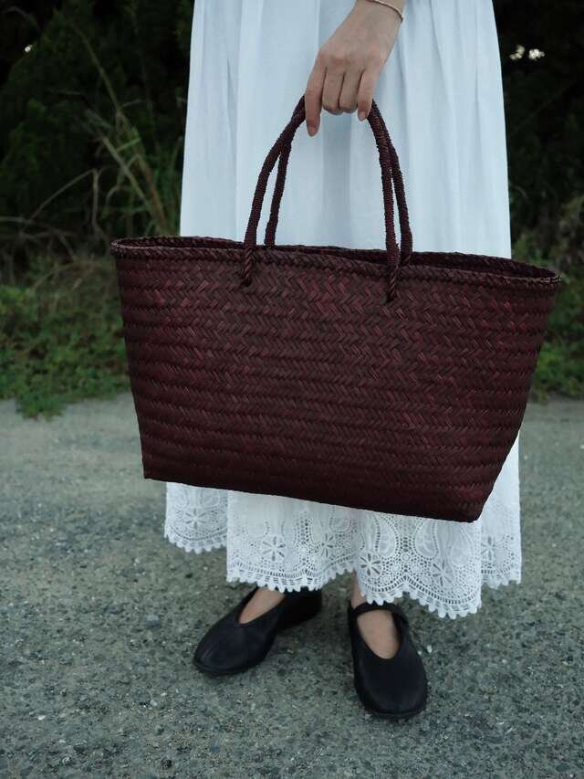 水草でひとつひとつ丁寧に編み上げ、Fが特別にオーダーした深く美しいボルドーカラーに染め上げた、シンプルで上品なフォルムのトートバッグです。