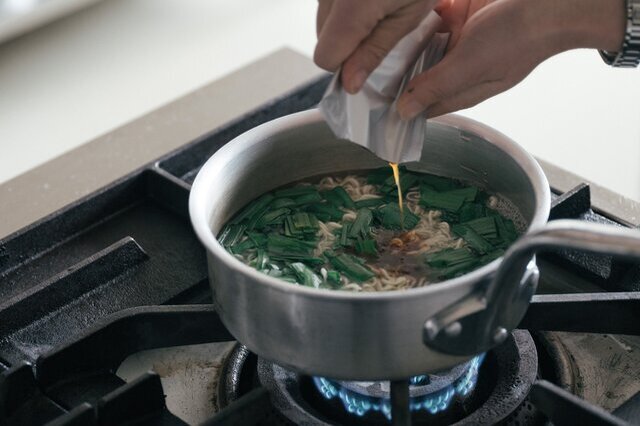 麺が茹で上がったら、特製スープを加えます。