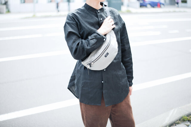 グレー