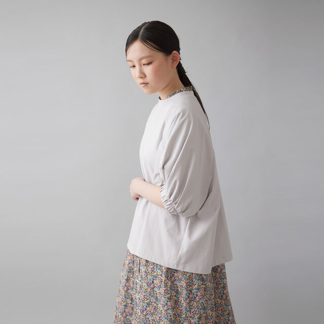 淡く柔らかな印象のライトグレーは、スカートや小物とも相性が良く、幅広いコーディネートに活躍する万能カラーです。