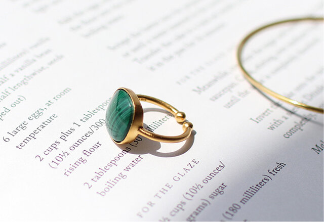 Coral(コーラル)、Malachite(マラカイト)、Blue Chalcedony(ブルーカルセドニー)。
それぞれ色味も質感も異なるストーンを使用したリングは、
そのストーンの大きさも12mmと大ぶりで、一つで主役級の存在感。
コーラルとマラカイトは石によって表面に出る模様が異なるところがユニーク。
カルセドニーは他の2つに比べて光をとおす様な透明感が印象的。