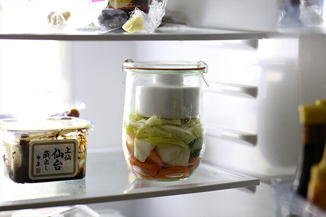 WECKで作る浅漬けの良いところは、密閉保存ができるところ。
ちょっと作りすぎちゃっても、
Lサイズのゴムパッキンとクリップがあれば、
そのまま密閉保存が出来ますよ。
これなら冷蔵庫に臭いが広がる心配もなく安心して保存できますね。
※ゴムパッキンとクリップは別売りです。