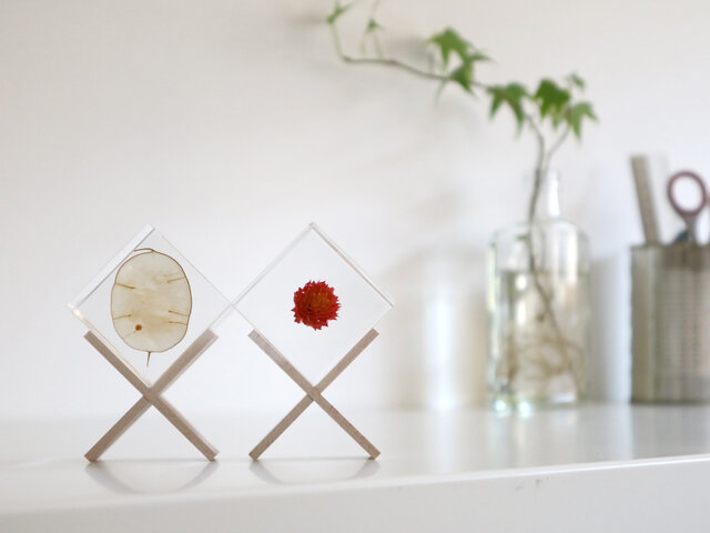 Sola cube のために作られた専用のスタンド。
シンプルなフォルムで、Sola cube ひとつでも絵になる空間を作ってくれます。