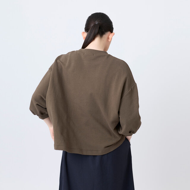 着丈を短めにすることで、バランスが取りやすく、すっきりとした印象に。