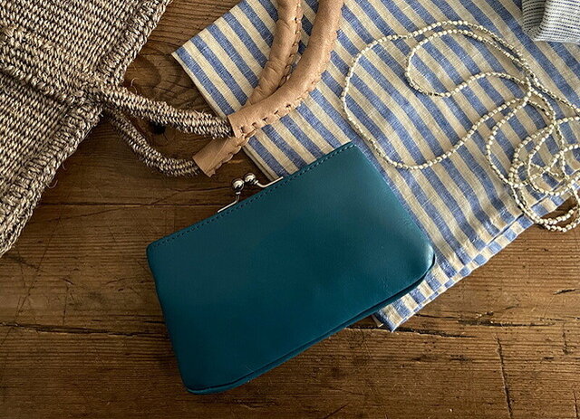 柔らかな牛革素材で、使うほどに風合いが増します。