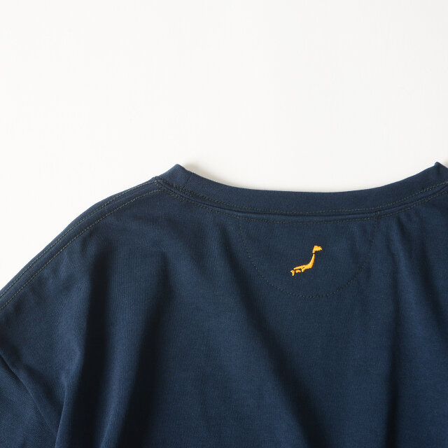 バックには日本列島をあしらった刺繍がさりげないワンポイントに。
ちょっとした遊びゴコロのあるデザインが好印象です。