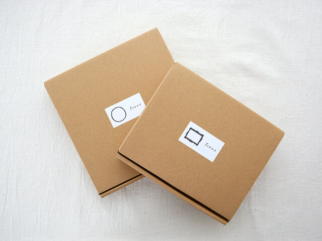BOXには、フレームの絵が書かれたシールが貼られていて可愛い。