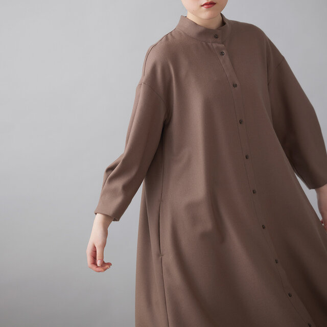 シンプルなのに印象的な、フレアワンピース。
今年のモデルは、昨年より身幅を広げ、袖丈を長くすることで、よりゆったりと着られるシルエットにアップデートしました。
前を閉じればワンピースとして、前を開ければ軽やかな羽織りとしても活躍。