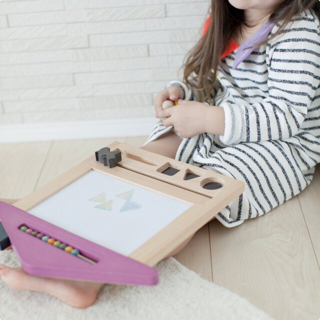 ボード部分は、お絵かきする場所によって、赤、青、黄、緑と変わる4つの色を楽しめます。
色を使い分けたり、描く場所を工夫したり、お子様の創造力も育めそうですね。