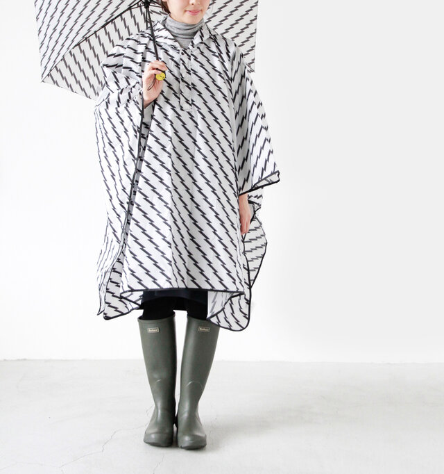 model yama
height:167cm / weight:49kg
color:zigzag stripe / size:one
傘とお揃いのデザインのレインケープに、レインブーツを履いて大雨でもへっちゃら♪シンプルなホワイトとブラックのデザインだから使いやすいですね。