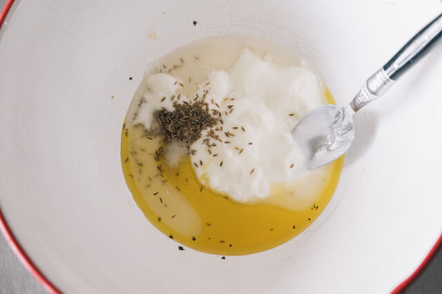 ボウルになたね油、ヨーグルト、米酢、クミンシード、ゲランドの塩を入れよく混ぜ合わせます。