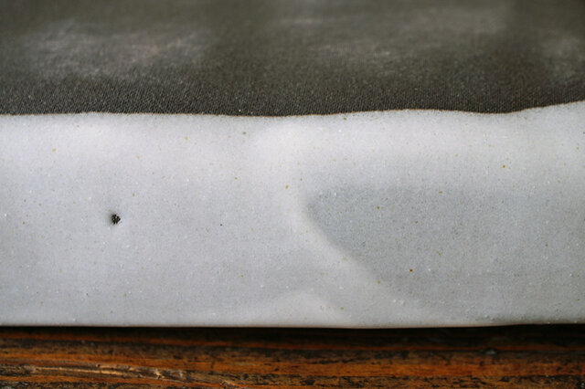 釉薬の流れやムラ・溜まりが分かり、小穴が見られるものもあります。無釉の部分に白く作業跡が残っているものもあります。
