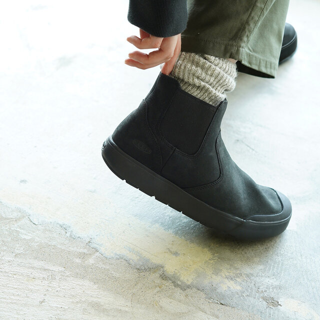 モデル:166cm / 47kg
color : triple-black×black(1022030) / size : US7.5(24.5cm)
