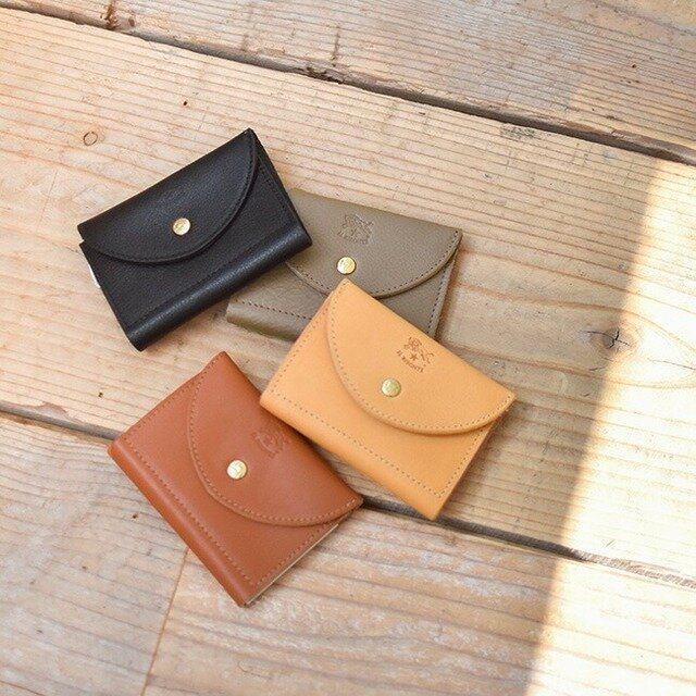 お出かけの際には必ず使うキーケース。 「行ってきます」も「ただいま」も心踊る大切なひとときに。 ‘いま‘を大切に使っていただくことで、‘みらい‘は牛革ならではの個性を発揮し味わいがさらに増してきます。 大事な思い出を一緒に刻んでください◎