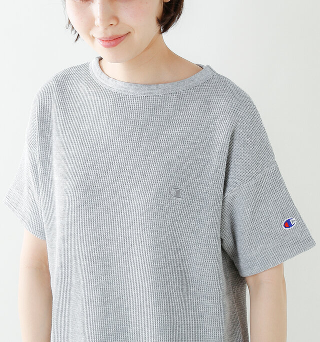 細かな凹凸が独特の風合いのワッフル生地を使用。Tシャツとスウェットの中間くらいの厚みで、頼りになる生地感です。
