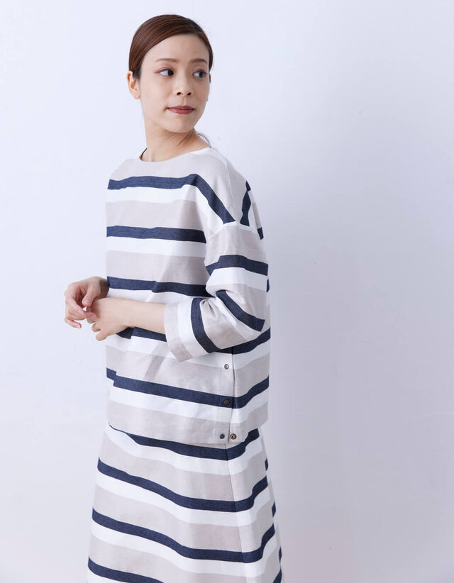 着用カラー:ベージュ系