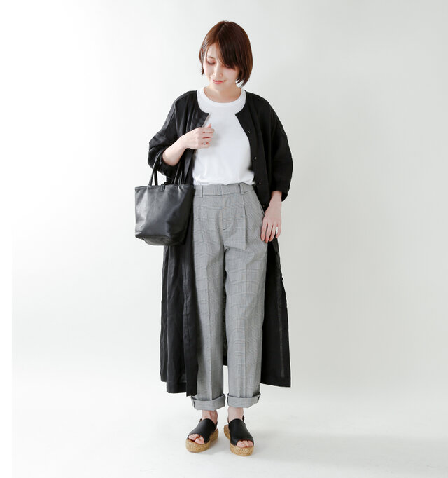 color : negro / size : 38
つま先が程よく見えるくらいの、露出の少ない落ち着いたデザインが上品ですね。