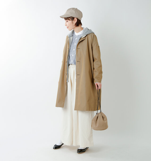 color : gold / size : 1
ボトムスを選ばない丈感で、トレンドのワイドボトムスとも相性抜群◎。
両サイドにポケットが付いているので使い勝手も良いコートです。