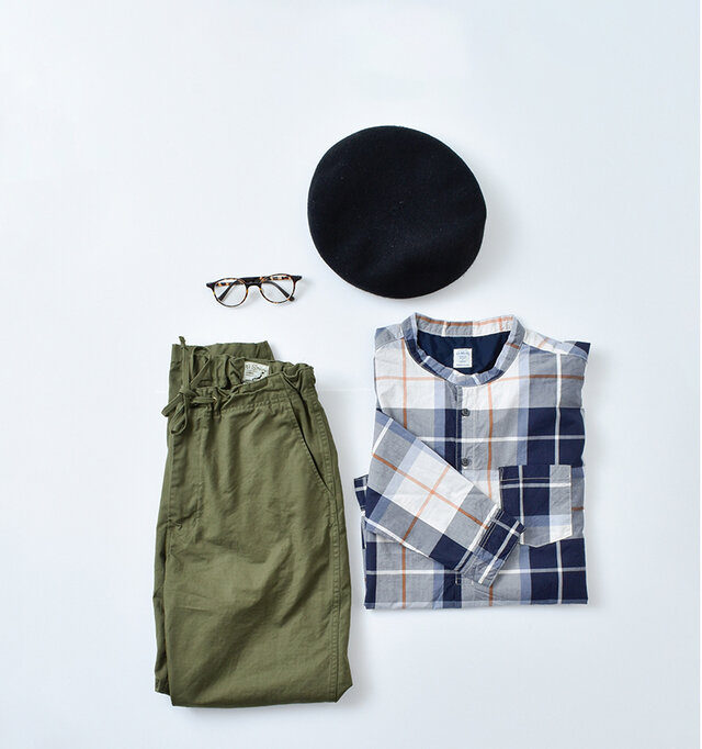 ミリタリー感ある
リップストップコットンを使用した
イージー仕様のパンツ。
深めに設定された股上と、
裾に向かって急激に
角度をつけた
テーパードシルエットが特徴的。
ウエスト周りは
ドローコード仕様で
リラックス感のある仕上がりになっており、
近年人気のジョガーパンツを、
ブランドらしいファブリックを
使用して作っているのがポイント。