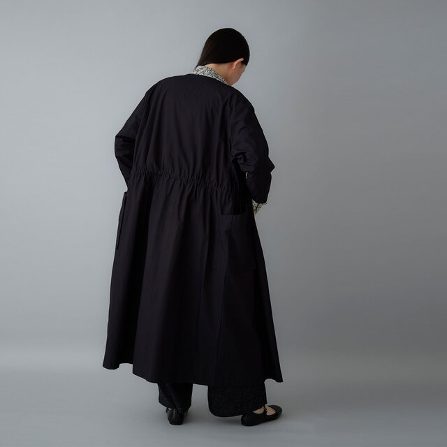 ウエストの内側に通したひもを絞ると、やわらかなギャザーが生まれます。