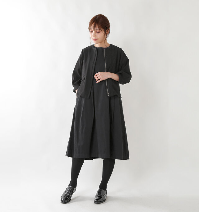シンプルなカタチと色合いでどんな装いにも合わせやすい。女性らしくも、カジュアルにも変身できる一着に仕上がっています。