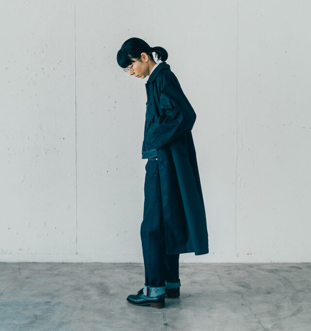 白いシャツを覗かせて、コントラストを楽しむスタイルも◎