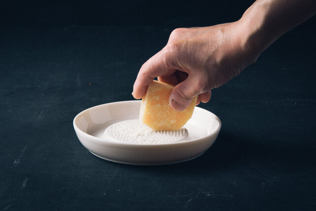 小のサイズは、欲しい量をさっとおろせます。おろしたてのチーズは風味が豊か。