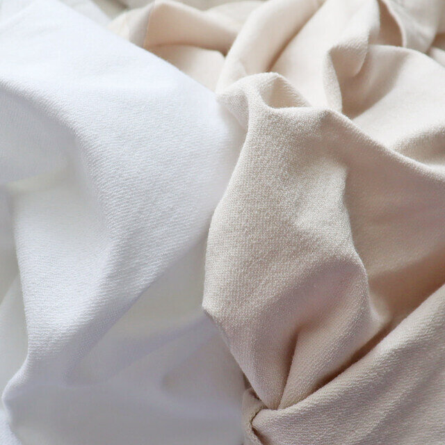 生地はハリ感のあるドライなミニ裏毛を使用しています!
半端なシーズンにぴったりでカットソーのように非常に軽やかな生地感です◎