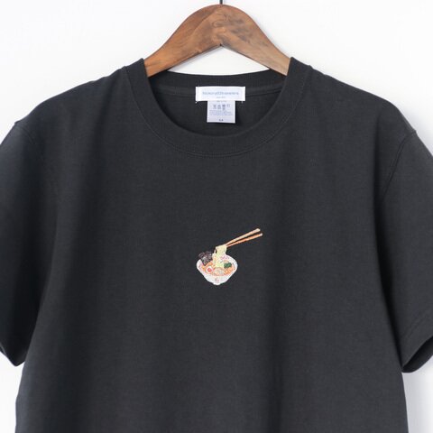 hickory03travelers |【ラーメンの箸あげ】刺繍Tシャツ