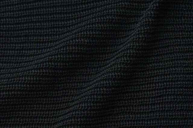 和紙100%の糸で編み上げた生地に、濃泥と藍で丁寧に染め上げました。クラフト感あふれる風合いが目を惹きます。