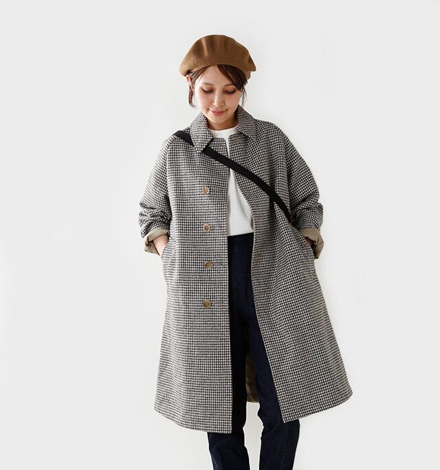 両面ともに使える
2way仕様になった
リバーシブル仕立てのコート。
上質なウールの生地と、
オリジナル高密度コットンギャバジンは
全く違った表情で、
着た時の雰囲気が変わり
コーディネートに重宝します。
メンズサイズをそのまま
サイズダウンした
ゆったりとした
Aラインのシルエットで、
どの角度から見ても美しいコート。
流行り廃りのない生地とデザインで、
長きにわたって
ご愛用いただける1着。