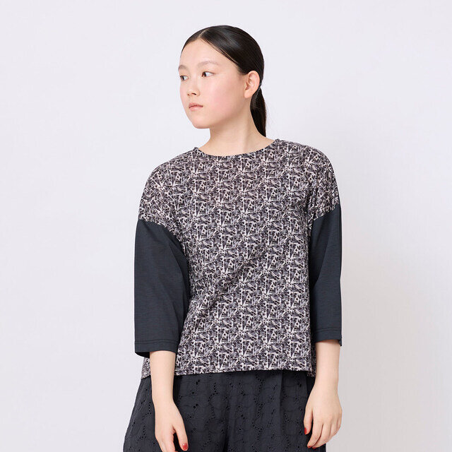 <Floral Flag>は、ダークグレーのカットソーと組み合わせ、シックで落ち着いた印象に。
