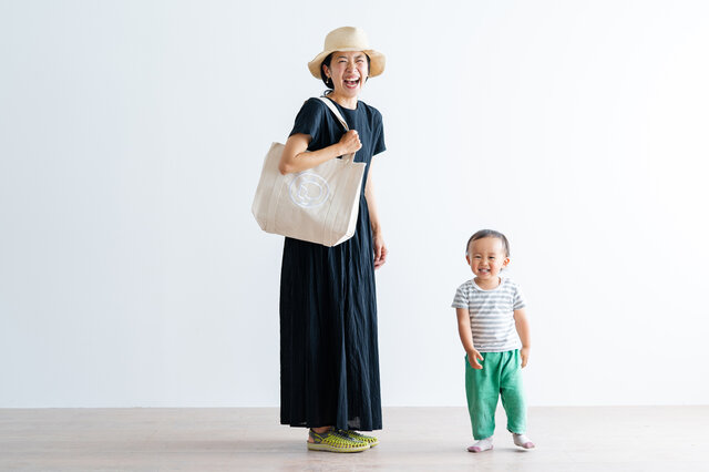 マチもあり、たっぷりの大きさなのでお買い物バッグとしてはもちろん、マザーズバッグとしてもピッタリです。
一泊旅行やジム通いにも使えるサイズ。