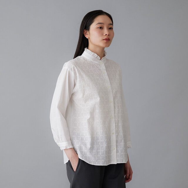 シロは上品で清楚な印象。柔らかなシロの刺繍糸が生地になじみ、さりげない立体感を生み出します。