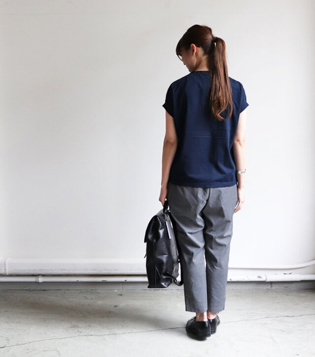 すっきりとしたシルエットのバックスタイル。締め付けがないので、ゆったりとリラックスして着ていただけます。
