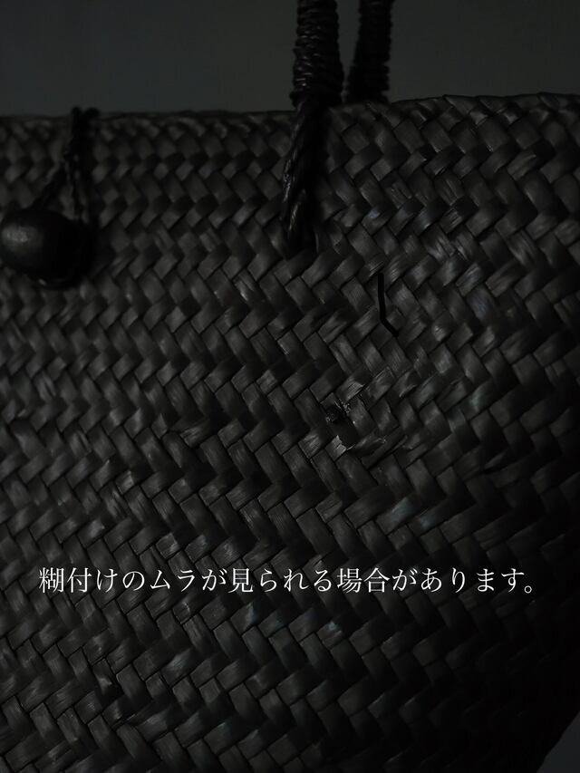 ※黒色の染料を使用しているため、水濡れや汗、摩擦などにより色落ち・色移りする場合がございます。雨天時のご使用や、白いお召し物の際は十分にご注意ください。万が一濡れてしまった場合は、こすらずに乾いた布で優しく水分を拭き取り、風通しの良い日陰で十分乾燥させてからご使用ください。