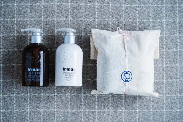 セット内容
・ノーマルヘア用シャンプー(250ml)
・ヘアトリートメント(250ml)
・コットン袋にロゴ入りシールとリボンでラッピング