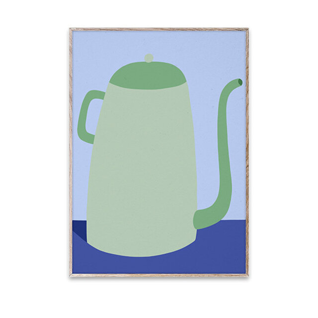 「カフェティエール（ポット）」は、シンプルな静物画の中に、彼独自のスタイルでフォルムを表現。様々な色合いのブルーを背景に、グリーンの細長いコーヒーポットが構図全体に広がっています。一つの影が作品に奥行きを与え、シンプルな構成と細長い形が、身近でありながらも不明瞭な概念を表現しています。

