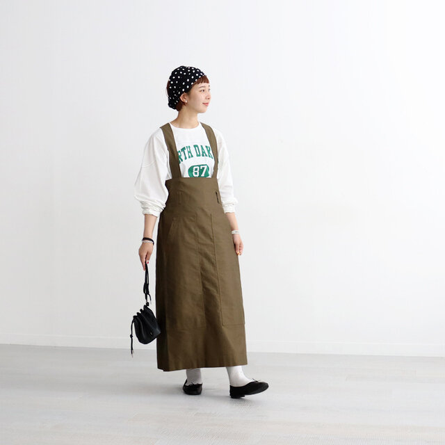 最近のSTRATOBeeのスタイリングで度々登場しているこちらのスカート!
しっかりめの着丈にタイト過ぎない綺麗なシルエット、シンプルな着こなしでも様になるアイテムです。
厚すぎず通年着用可能なモールスキン地で、ほんのりと光沢感もあり上品な印象....。