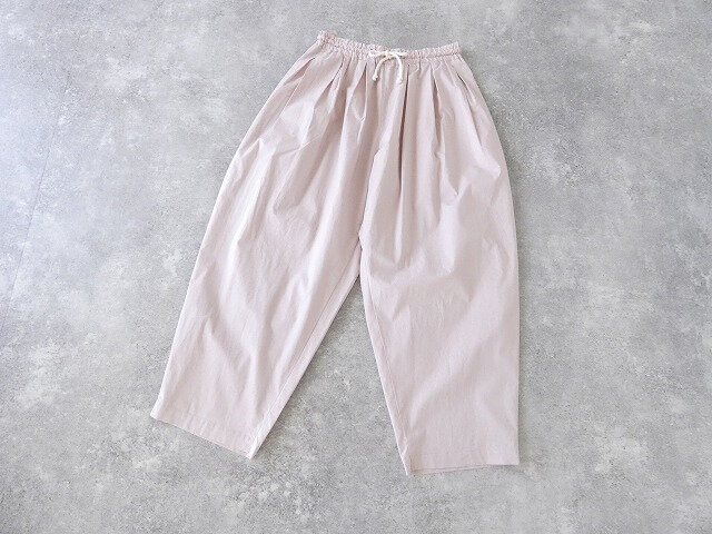 カラーはやさしく落ち着いたスモークピンク。甘さを抑えたニュアンスカラーなので、白や生成り、グレー、ネイビーなどベーシックなトップスとも自然に馴染み、大人の装いにさりげない彩りを添えてくれます。
シンプルなシャツやカットソーと合わせるだけで、素材感とシルエットが引き立つ一本。ナチュラルで質のよいものを長く楽しみたい方におすすめです。